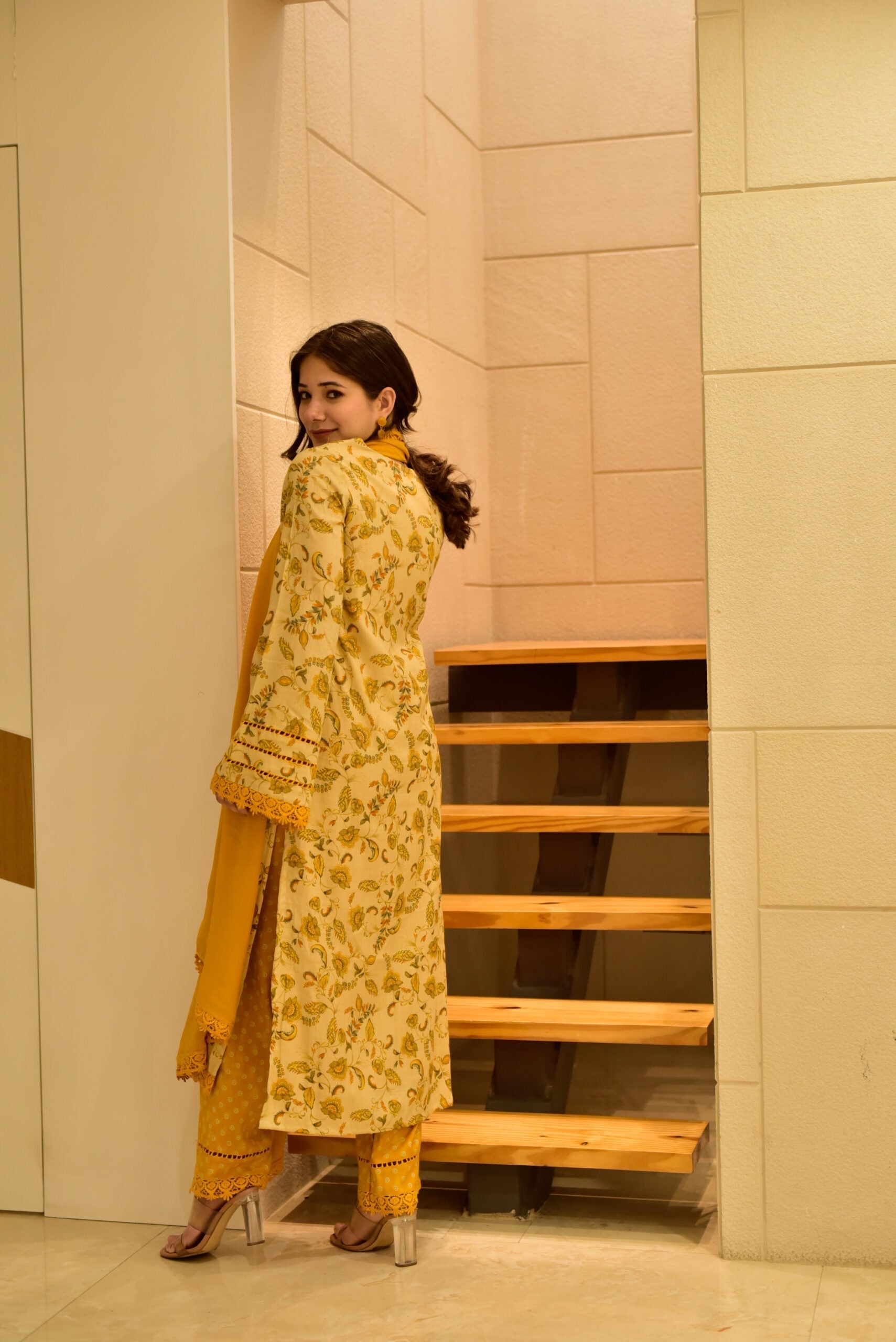 harleen yellow suit set